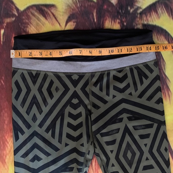 Lululemon Run: Inspire Crop II Size 6 - Picture 5 of 10